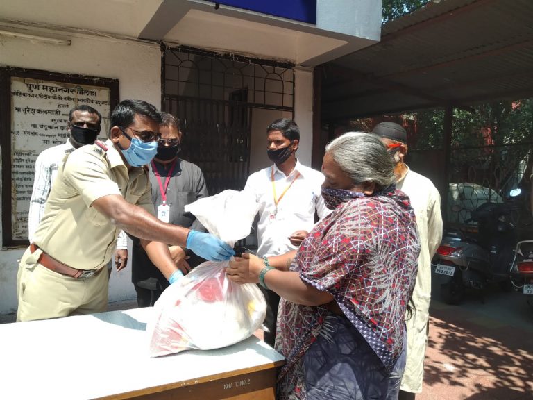 आझम कॅम्पस तर्फे लोहिया नगर येथे शंभर ‘किराणा किट’ चे वितरण