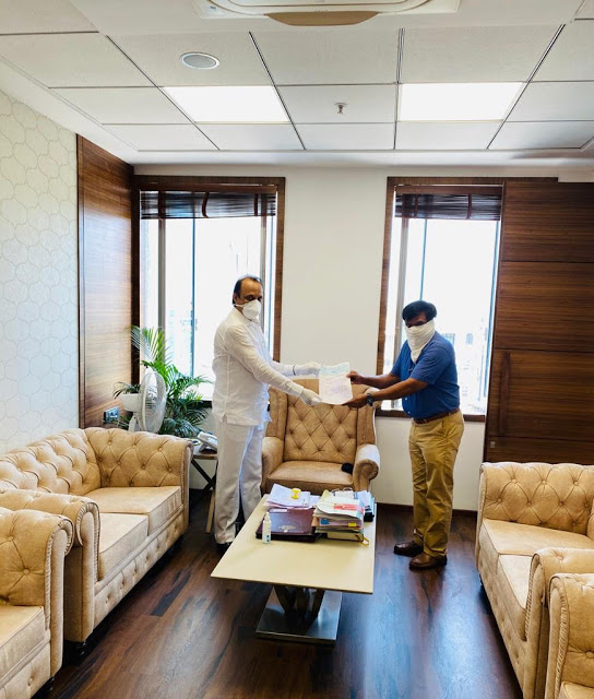 पाणीपुरवठा मंत्र्यांचे खाजगी सचिव अशोक पाटील यांची मुख्यमंत्री सहायता निधीला एक लाख रुपयांची देणगी