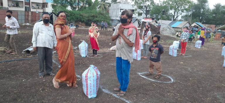 सर्कस कलाकार,शेतकरी,मजूर,आदिवासी,वीटभट्टी कामगारांना मदत