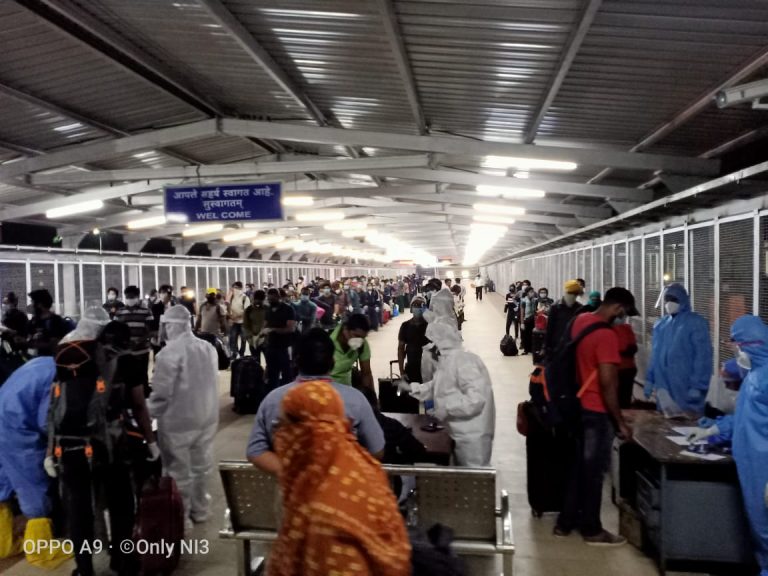 325 विद्यार्थी पहाटे पोहोचले पुण्यात …