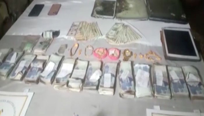 पाकमध्ये क्रॅश झालेल्या विमानाच्या ढिगारातून सापडले 3 कोटी रुपयांच्या बॅगा