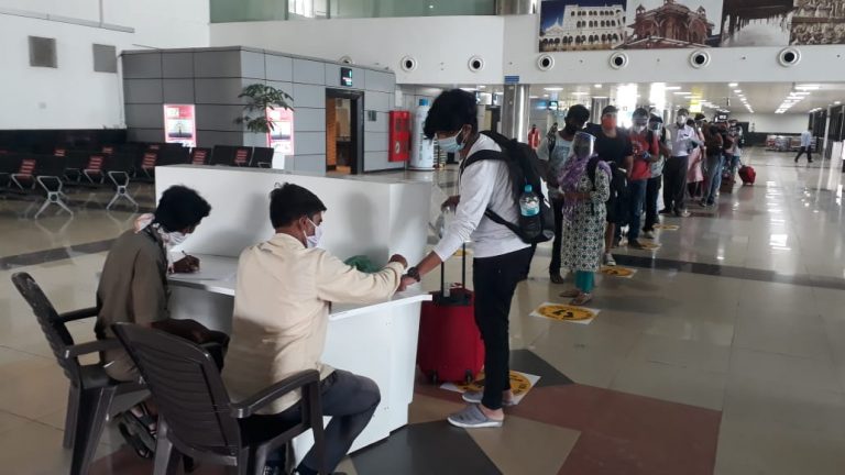 पुणे विमानतळावर देशांतर्गत विमानसेवेतून नागरिकांचे आगमन- जिल्हाधिकारी राम