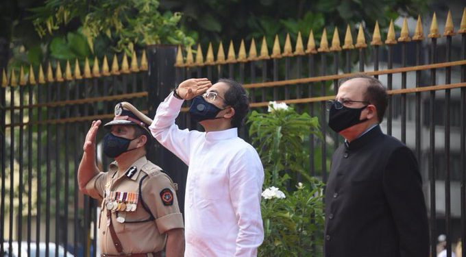 मंत्रालयात मुख्यमंत्र्यांच्या हस्ते ध्वजारोहण