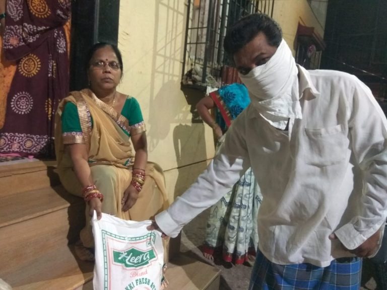 सर्व सेवा संघांतर्फे पुण्यासह राज्यभरात अडकलेल्या ६० हजार मजूर कुटुंबांना अत्यावश्‍यक वस्तूंच्या किटची घरपोच मदत