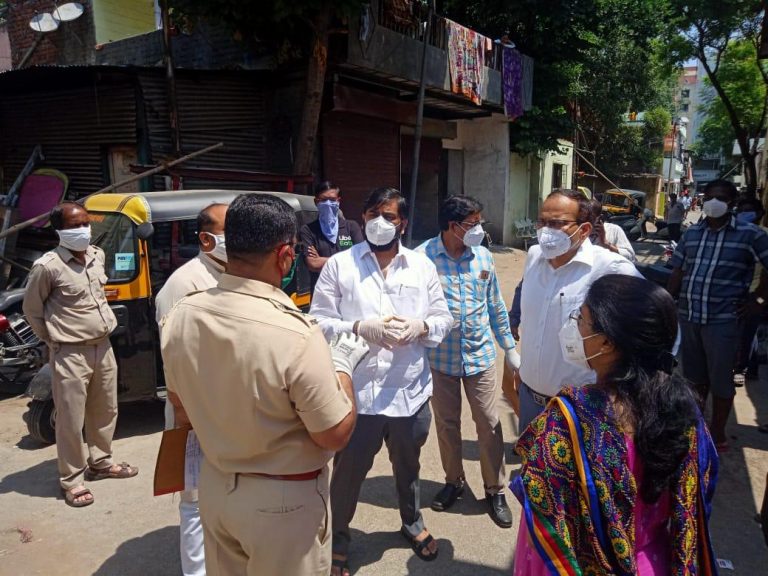 कोरोना संक्रमित भागात पशुसंवर्धन संचालक सचिंद्र प्रताप सिंग यांनी केली पाहणी…