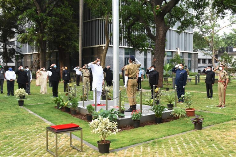 उपमुख्यमंत्री अजित पवार यांच्या हस्ते पुण्यात शासकीय ध्वजारोहण