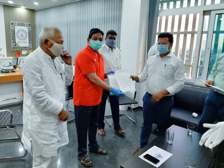 साहेब तुम्ही घरी जाणाऱ्या मजुरांच्या रेल्वे  तिकिटांचा खर्च सांगा ..आम्ही देऊ … रमेश बागवे