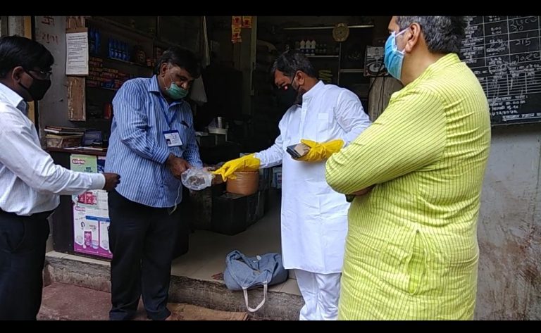 रेशनिंगवरील निकृष्ट दर्जाच्या धान्याचा केला पर्दाफाश