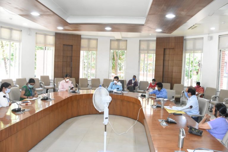 सॅम्पल तपासणीची क्षमता वाढवण्याच्या विभागीय आयुक्तांच्या सूचना