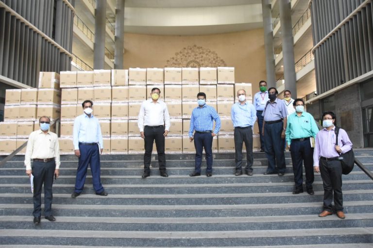 केपजेमिनी व कमिन्स इंडिया कंपनीच्या वतीने सॅनिटायझर व पीपीई किट जिल्हाधिकारी नवल किशोर राम यांच्याकडे सुपूर्द