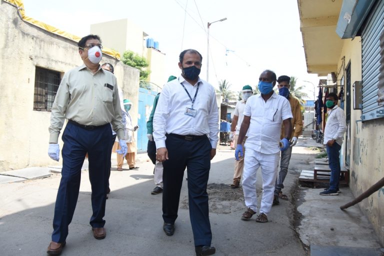 पिंपरी-चिंचवड मधील प्रतिबंधित क्षेत्रांची डॉ.दीपक म्हैसेकर यांच्याकडून पाहणी