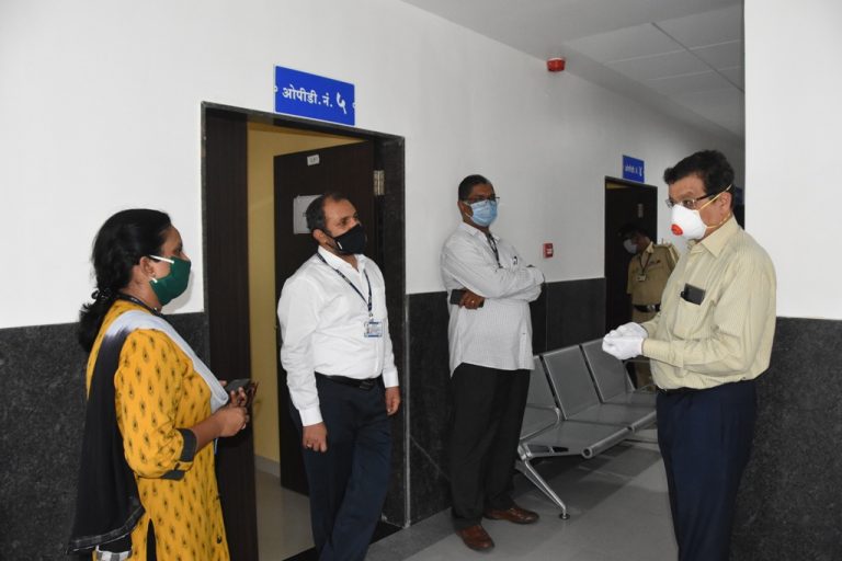 जिजामाता रुग्णालयाची विभागीय आयुक्त डॉ. दीपक म्हैसेकर यांच्याकडून पाहणी