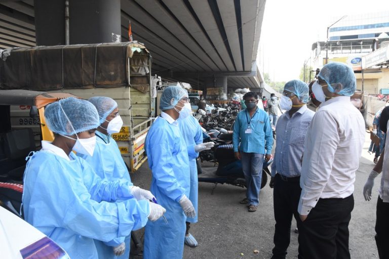 जिल्हाधिकारी नवल किशोर राम व पशुसंवर्धन आयुक्त सचिंद्र प्रताप सिंह यांनी शिवाजीनगर परिसरातील कोरोनाबाबतच्या उपाययोजनांची केली पाहणी