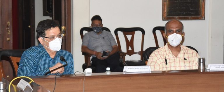 कोरोना प्रतिबंधासाठी वरिष्ठ प्रशासकीय अधिकाऱ्यांसोबत डॉ. म्हैसेकर व एस. चोक्कलिंगम यांनी घेतली आढावा बैठक