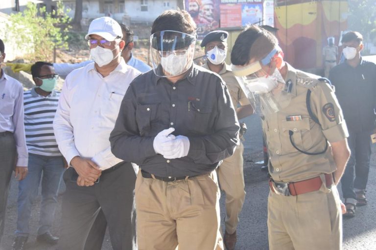 कोरोना- खंडाळा व तळेगाव टोल नाका:  पल्स ऑक्सी मिटरव्दारे करण्यात येणाऱ्या तपासणीची विभागीय आयुक्त डॉ.म्हैसेकर यांनी केली पाहणी