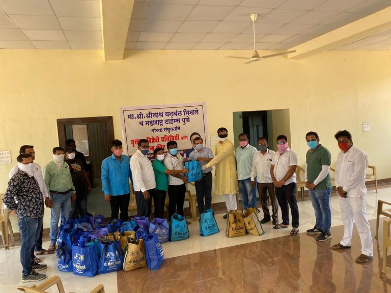 भाजपनेते  श्रीनाथ भिमाले आणि मटातर्फे पेपर विक्रेते यांना अन्नधान्य किट वाटप
