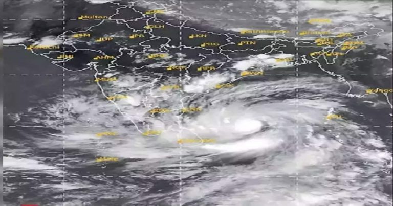 अम्फान चक्रीवादळाच्या पार्श्वभूमीवर ओडीसा आणि पश्चिम बंगालकडे जाणाऱ्या श्रमिक रेल्वे २१ मे नंतर रद्द