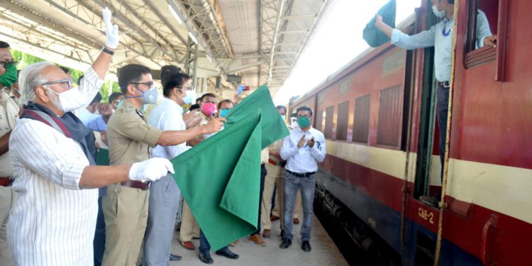 उत्तर प्रदेशचे 847 मजूर विशेष रेल्वेने घराकडे रवाना