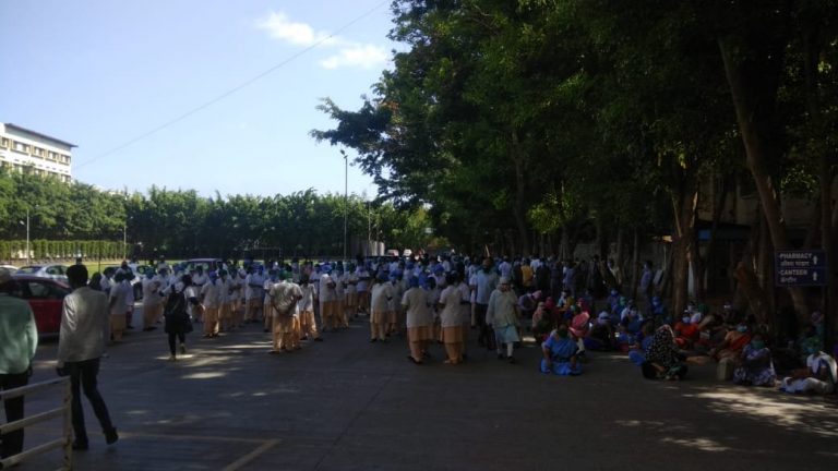 पगारासाठी ‘करोना योद्धा’ रस्त्यावर