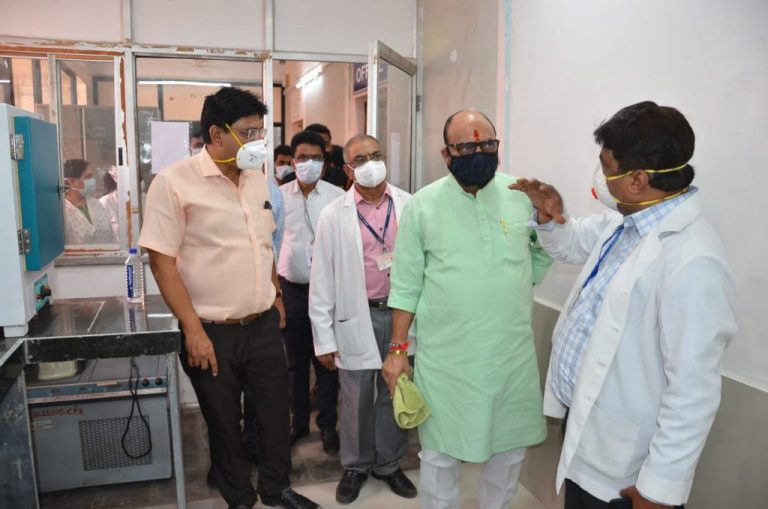 पालकमंत्री गुलाबराव पाटील यांनी साधला कोविड केअर सेंटरमधील डॉक्टर व रुग्णांशी संवाद