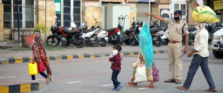 लॉकडाऊनमुळे अडकलेले ९७७ नागरिक रवाना; पालकमंत्र्यांच्या उपस्थितीत दिला निरोप