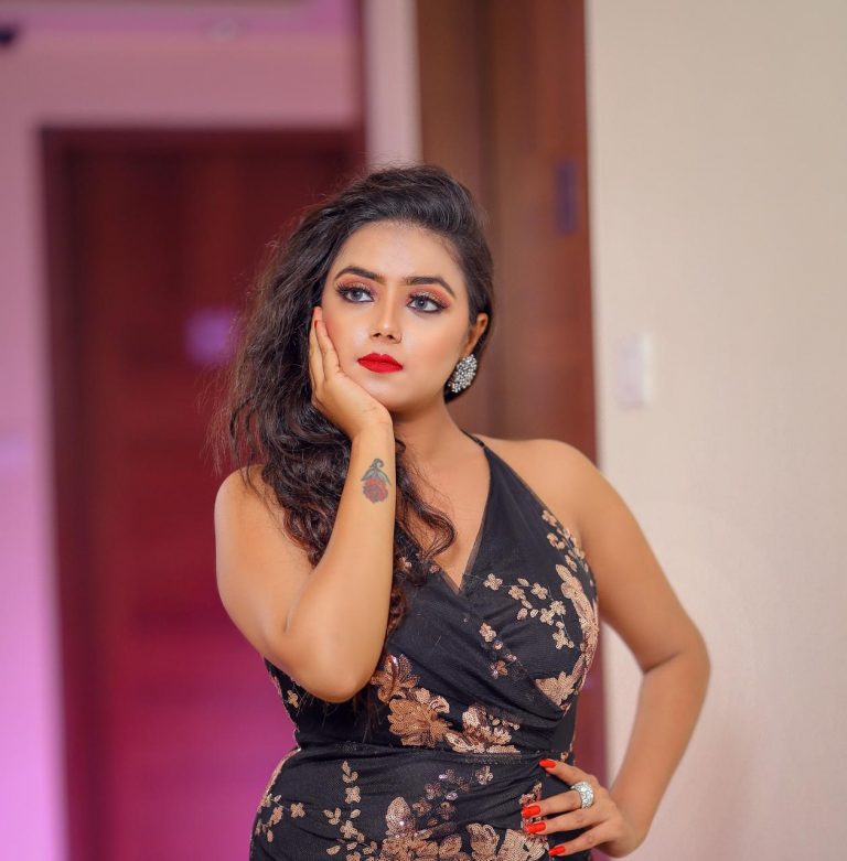 ग्लॅमरस मोनालीसाचा गावरान हुबलाक