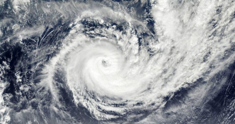 मुंबईवर  धडकणार चक्रीवादळ,दोन मीटर उंच लाटांची शक्यता, ताशी 100 किमी वेगाने वाहणार वारे