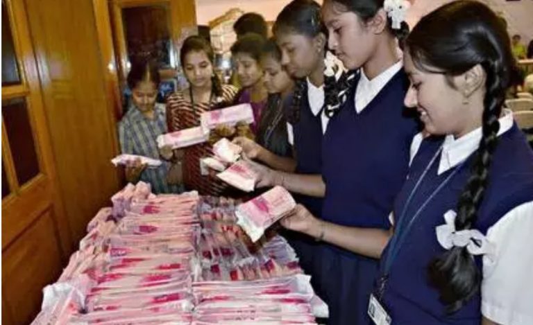 महाराष्ट्रातील ४५५ जनऔषधी केंद्रांमध्ये सॅनिटरी नॅपकिन्स प्रतिपॅड १ रूपये दराने उपलब्ध
