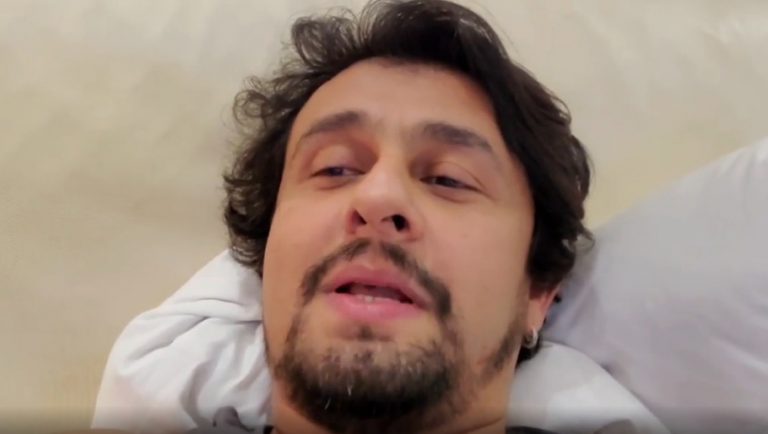 सोनू निगमने झगमगत्या  दुनियेतील  कटू सत्यावरुन पडदा उचलला