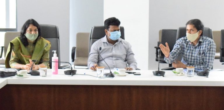 कोरोना आणि अन्य आजाराच्या रुग्णांवर वेळेत उपचार करा  	                 	-जिल्हाधिकारी नवल किशोर राम