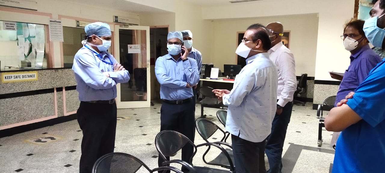 रुग्णांना खाटा उपलब्ध होण्यासाठी मुंबईतील खासगी रुग्णालयांना आरोग्यमंत्र्यांनी दिल्या अचानक भेटी चार रुग्णालयांना कारणे दाखवा नोटीस