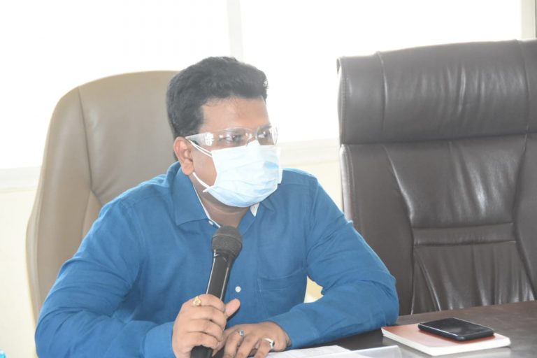 महा-ई-सेवा केंद्र व आधार नोंदणी केंद्र सामाजिक अंतर राखून सुरु करा – जिल्हाधिकारी