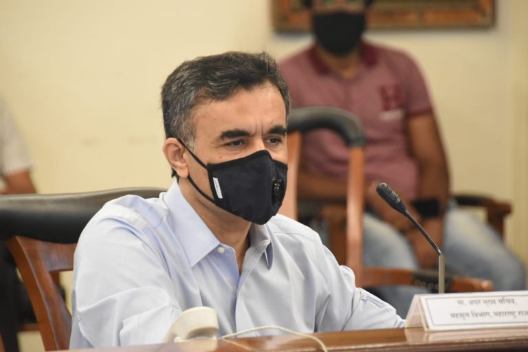 प्रतिबंधित क्षेत्रामध्ये आरोग्य तपासणी, कॉन्टॅक्ट ट्रेसिंग व आवश्यकतेप्रमाणे क्वारंटाईन करण्यावर भर द्यावा