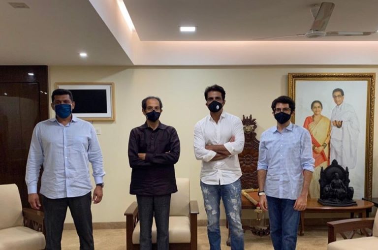 अभिनेता सोनू सूद मातोश्रीवर…मुख्यमंत्र्यांच्या भेटीला