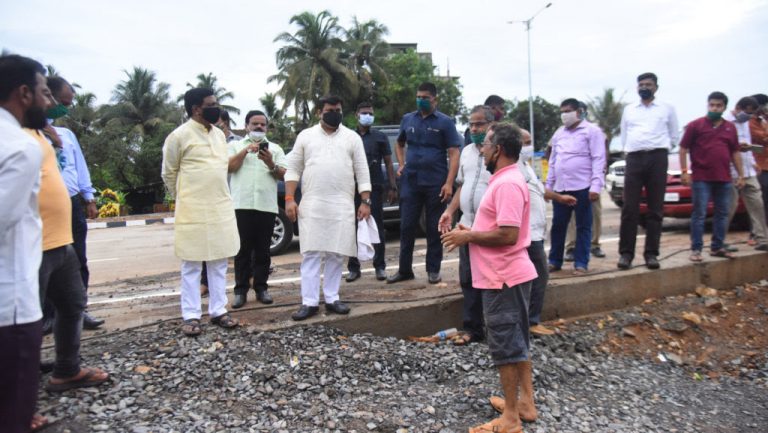 चक्रीवादळाच्या व कोरोनाच्या पार्श्वभूमीवर सर्व यंत्रणांनी सतर्क राहावे – पालकमंत्री उदय सामंत