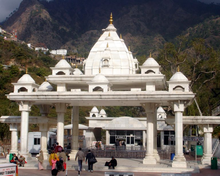 वैष्णाेदेवी मंदिरात रोज केवळ 5 हजार भाविकांनाच दर्शनाची मंजुरी, मार्गावर सॅनिटायझरची व्यवस्था