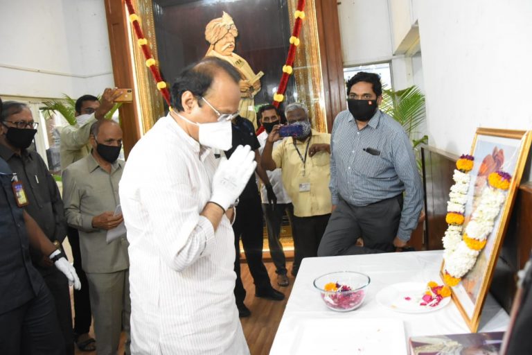 ‘सारथी’च्या कामकाजाला गती देण्यासाठी उपमुख्यमंत्र्यांची पुण्यातील कार्यालयाला भेट