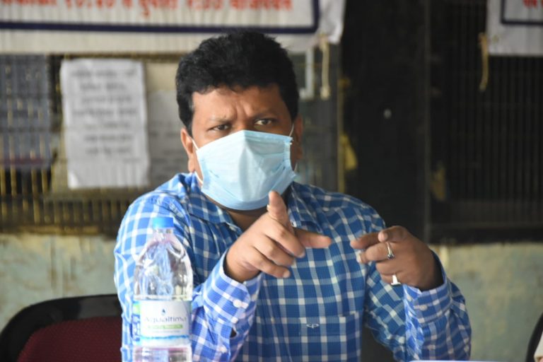 कोरोना संसर्ग रोखण्यासाठी अधिक दक्ष राहून काम करणे आवश्यक –	                                                        जिल्हाधिकारी नवल किशोर राम