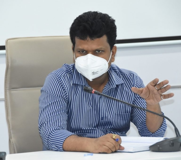 कोरोना बाधित रुग्णांच्या संपर्कातील व्यक्ती शोधून तपासणी करण्यावर भर द्या – जिल्हाधिकारी नवल किशोर राम