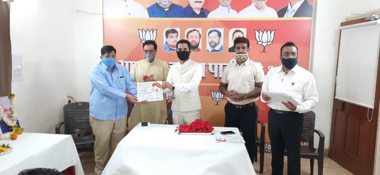 भाजपचे ‘सेल्फीविथ कोरोना फायटर अभियान’ डॉक्‍टर दिनानिमित्त डॉक्टरांचा सन्मान