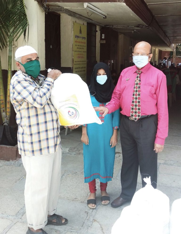 लीला पुनावाला फाउंडेशन तर्फे १००० + पेक्षा जास्त कुटुंबांना जीवनावश्यक वस्तूंचे वाटप