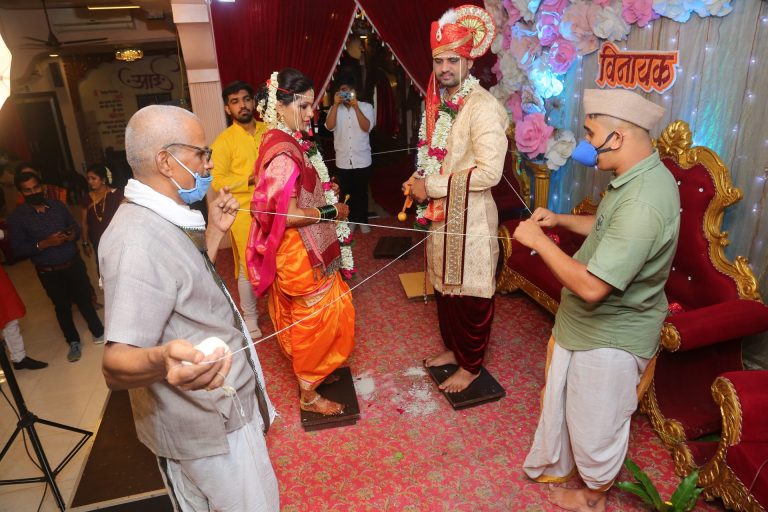 सावधानतेत शुभमंगल…(लेखिका- पूर्णिमा नार्वेकर)