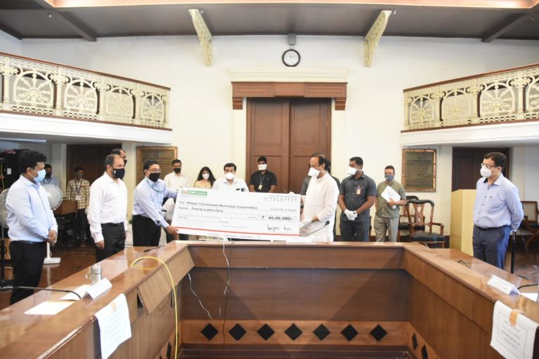 आयडीबीआय  बँकेच्यावतीने 40 लाख रुपयांचा धनादेश – उपमुख्यमंत्री पवार यांच्याकडे सुपूर्द