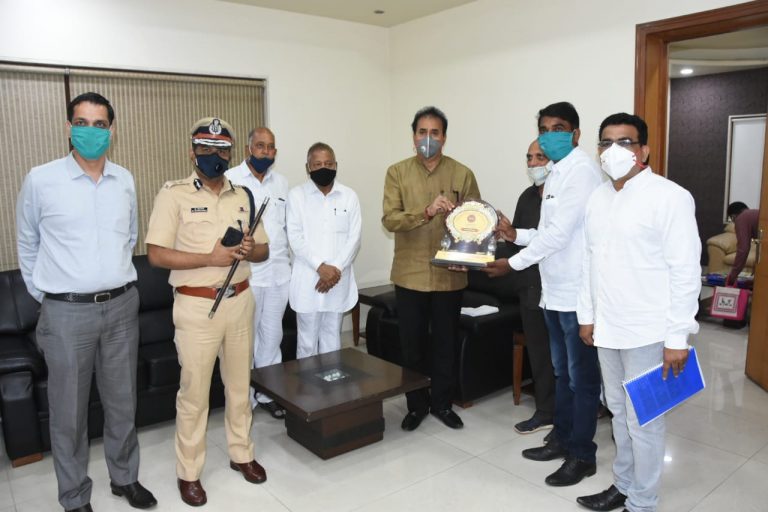 पुणे जिल्हा पोलीस सहकारी पतपेढी शिष्टमंडळाने घेतली गृहमंत्री अनिल देशमुख यांची भेट