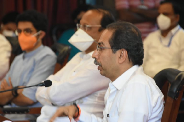 कोरोना नियंत्रणासाठी लोकप्रतिनिधींनी शासन आणि नागरिक यांच्यातील दुवा म्हणून भूमिका बजावावी –	मुख्यमंत्री उद्धव ठाकरे