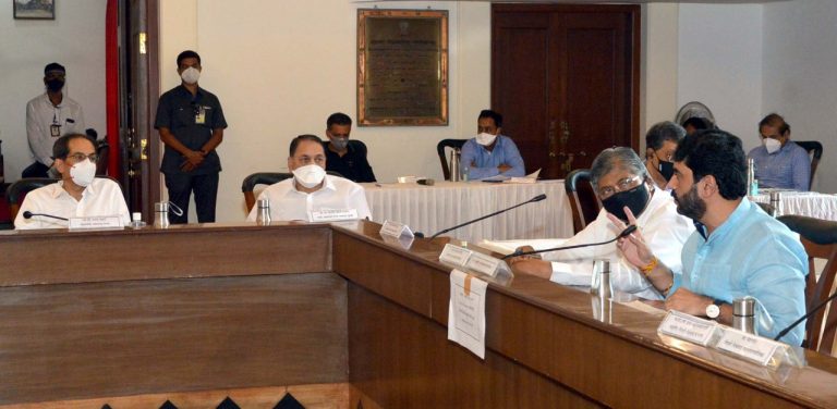 कोरोना वाढ -महापौरांचा रोख प्रशासनावरच .. जम्बो रुग्णालयाला पैसे देण्याबाबतची भूमिका अस्पष्टच