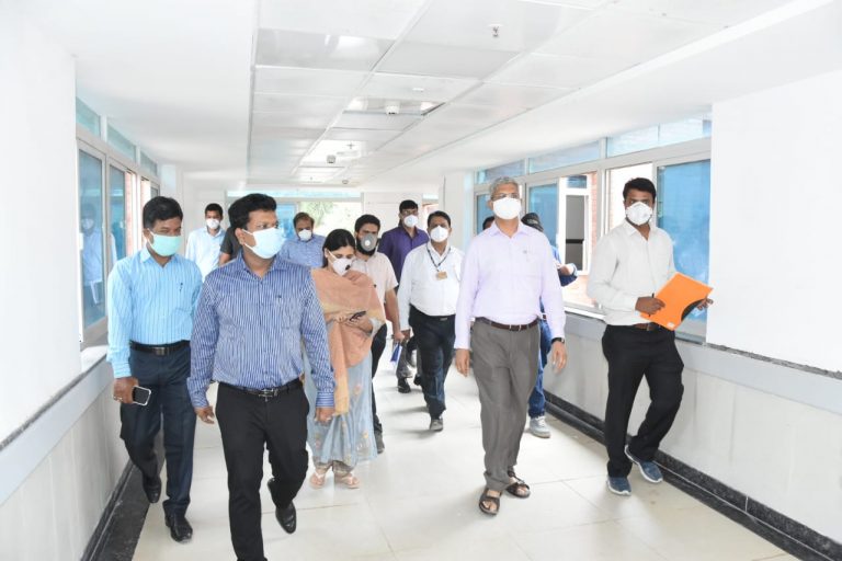 बिबवेवाडी येथील कामगार विभागाच्या रुग्णालयाची जिल्हाधिकारी नवल किशोर रामव महानगरपालिका आयुक्त विक्रमकुमार यांच्याकडून पाहणी