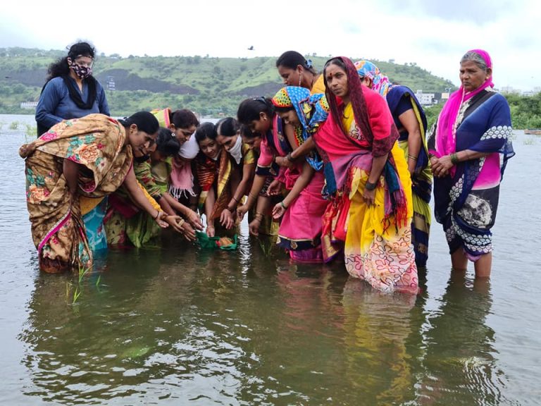 जांभूळवाडी तलाव पुर्ण क्षमतेने भरला, नगरसेविका स्मिता कोंढरे यांच्या हस्ते ओटीभरण व जलपूजन