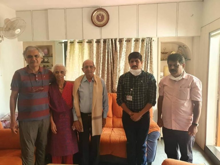 भारत छोडो आंदोलन वर्धापनदिनाच्या निमित्ताने स्वातंत्र्य सैनिक श्री.शंकर वासुदेव परांजपे यांचा सत्कार