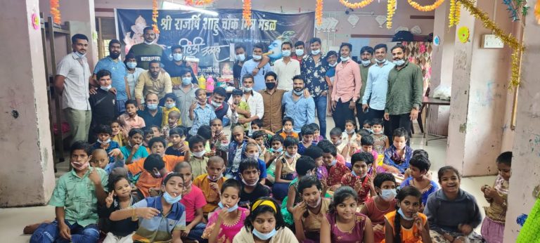 समाजाचे देणे ही भावना जपत राजर्षी शाहू चौक मंडळाने केली मदतीची दहीहंडी